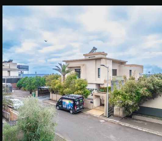 Camion GreenSolarSun devant une villa à Marrakech
