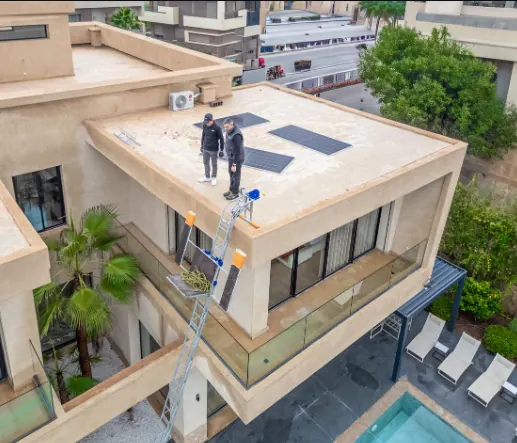Équipe GreenSolarSun sur un toit de villa à Marrakech