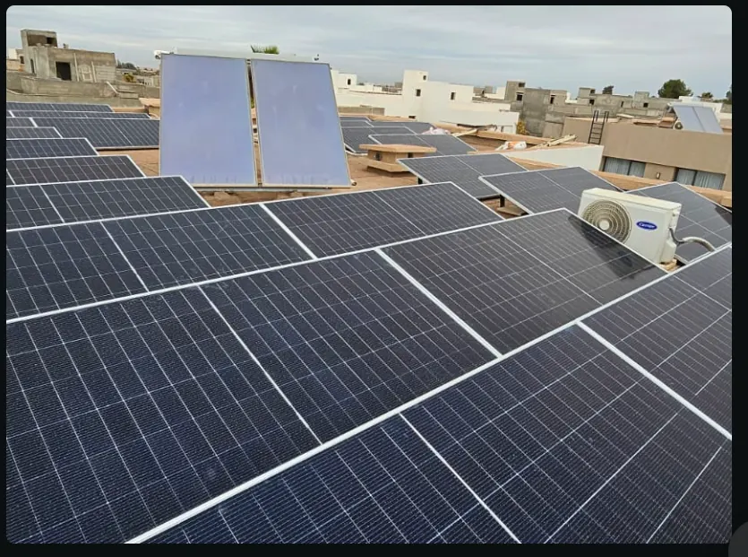 Panneaux et chauffe-eau solaire sur toiture à Marrakech